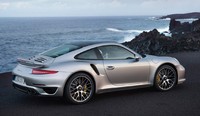 911 Turbo S dilengkapi mesin turbocharged enam silinder 3.8 liter direct injection bertenaga 560 hp antara 6.500 - 6.750 rpm dengan kekuatan puntir sebesar 750 Nm antara 2.200 - 4.000 rpm. Dikombinasi dengan transmisi Porsche Doppelkupplungsgetriebe (PDK) 7-speed membuat kendaraan ini mampu melesat dari 0 ke 100 km/jam dalam 3,1 detik, sedangkan untuk mencapai 200 km/jam hanya butuh waktu 10,3 detik. (dok:  NewsPress.co.uk).