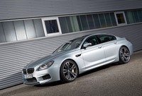 Kendaraan jenis Coupe empat pintu dengan sentuhan garis-garis yang sporty dan elegan ini juga dilengkapi dengan berbagai fitur unik. BMW M6 Gran Coupe dibekali mesin V8 berteknologi M Twin Power Turbo, dan sanggup menghasilkan tenaga 560 hp pada 6.000 - 7.000 rpm. (dok:  NewsPress.co.uk).