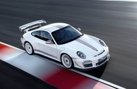 Mobil sport 911 GT3 diperkuat mesin boxer 3,8 liter menghasilkan kekuatan 475 tenaga kuda (350 kW) pada 8,250 rpm, transmisi ganda Porsche (PDK) dan penggerak roda belakang dengan traksi tinggi. Kombinasi ini menghasilkan akselerasi dari 0-100 km/jam pun dapat dicapai dalam 3,5 detik. (dok:  NewsPress.co.uk).