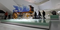 Pengunjung tampak melihat mobil tersebut. REUTERS/Michaela Rehle.