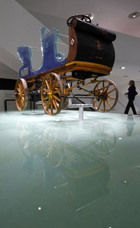 Kendaraan ini dirancang oleh Ferdinand Porsche pada tahun 1898. REUTERS/Michaela Rehle.