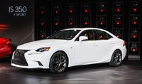 Lexus IS250 mengandalkan mesin enam silinder kapasitas 2.5 liter. Tapi bukan ini yang diutamakan para juri. Juri dari jurnalis otomotif dunia melihat potensi mobil ini memenangi World Car Design of the Year 2014.