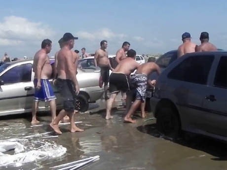 Air Pasang Sapu Puluhan Mobil di Brasil