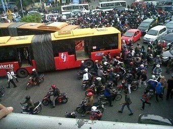 Bus Gandeng TransJ di Citraland, Ada yang Mogok dan Nyangkut