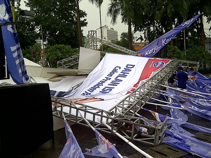 Tenda Peserta Capres Konvensi PD Ambruk Diterjang Angin dan Hujan