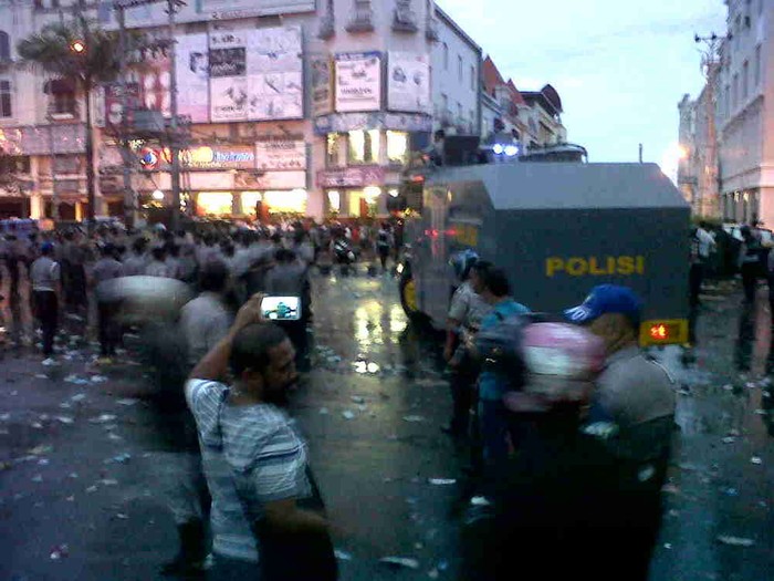 Ribuan Pendemo Sengketa Lahan dan Polisi Bentrok, Manado Mencekam