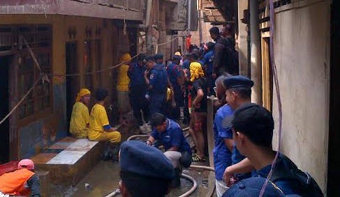 Petugas Sudin Kebersihan dan Damkar Bersih-bersih Lumpur di Kampung Pulo