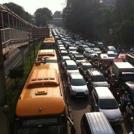 Beginilah Parahnya Kemacetan Akibat 2 Bus TransJ Mogok di Citraland