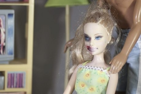 Ketika Boneka Barbie Penuh Lebam dan Luka