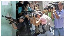 Aksi Kocak Fotografer Berburu Gambar
