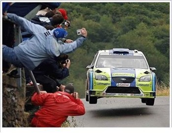 Tak takut tertabrak para fotografer ini tetap nekat mengambil foto saat mobil melaju. (kredit foto: thechive)