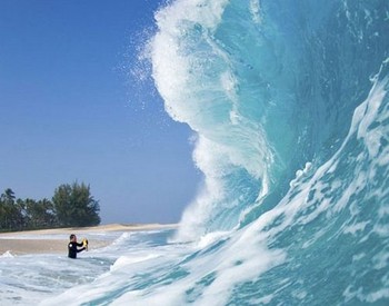 Fotografer ini tampak tak takut bakal tertelan ombak yang besar demi foto yang dibidiknya. (kredit foto: thechive)