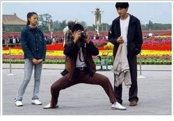 Aksi Kocak Fotografer Berburu Gambar