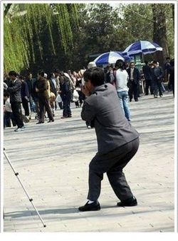 Aksi Kocak Fotografer Berburu Gambar