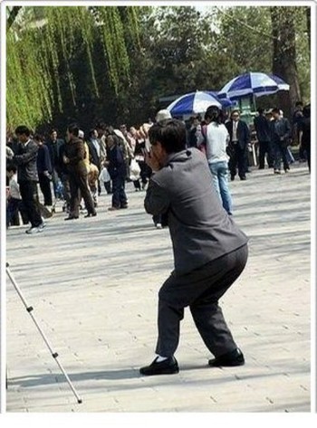 Terlihat seperti menahan buang air kecil? (kredit foto: thechive)