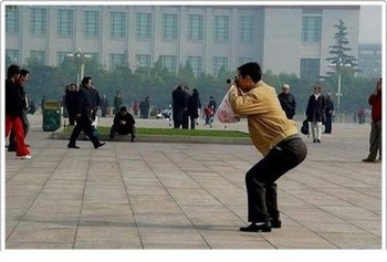 Lucu, mungkin pria ini tak sadar dengan posisinya seperti itu. (kredit foto: thechive)