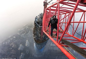 Dua orang pemberani bernama Vadim Makhorov dan Vitaly Raskalov memanjat Shanghai Tower selama dua jam sebelum mencapai puncak.  Mereka tidak dibekali pengaman apapun.