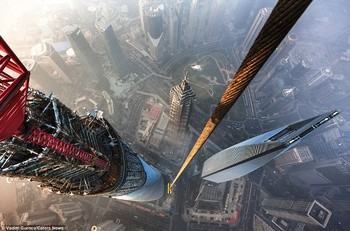 Pemandangan dari Shanghai Tower, gedung tertinggi di China yang akan diresmikan tahun ini. Bikin merinding bukan?