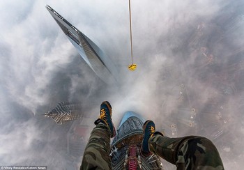 Vitaly duduk memamerkan kakinya sambil melihat gedung gedung tinggi di kota Shanghai.