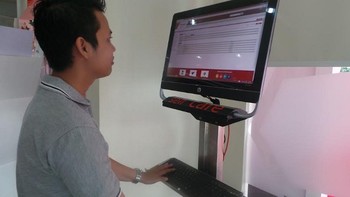     Salah satu petugas customer service mendemokan penggunaan unit Self-care. Dengan ini, sejumlah layanan yang bisa ditangani sendiri bisa diselesaikan konsumen melalui unit Self-care tanpa harus bertemu petugas customer service.