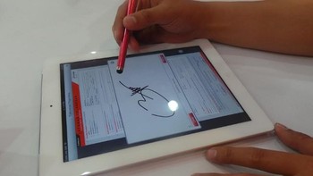 Tanda tangan menggunakan digital signage dan scan KTP-nya langsung di iPad.
