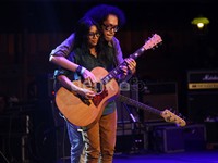 Endah N Rhesa tampil romantis di atas panggung.