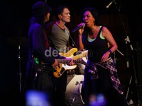 Mereka berkolaborasi membawakan lagu Led Zeppelin berjudul 'Whole Lotta Love'.