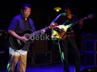 Ireng Maulana dan Mus Mujiono juga ikut tampil.