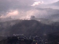 Seperti ini pemandangan Dieng dari ketinggian pada sore hari. Lampu mulai menyala, sementara kabut mulai menutupi hampir sebagian besar kawasan pemukiman penduduk. Pemandangan yang cantik terlihat dari puncak Prau (Shafa/detikTravel)
