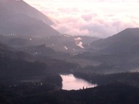 Telaga Warna terlihat dari ketinggian. Saat pagi atau siang hari, gradasi warna biru akan terlihat jelas dari sini. Namun pemandangan jauh berbeda terlihat saat sore hari (Shafa/detikTravel)