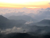 Kabut yang perlahan menutupi pemukiman penduduk di lembah membuat pemandangan semakin magis. Sunset bisa ditunggu mulai pukul 17.30 WIB (Shafa/detikTravel)