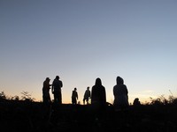 Karena kecantikannya, banyak pendaki yang penasaran seperti apa pemandangan Dieng saat sore hari. Mereka akan menaiki salah satu bukit yang menghadap ke lembah dengan pemukiman (Shafa/detikTravel)