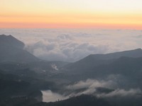 Siapa yang tidak akan tergoda dengan pemandangan magis yang seperti ini. Dari ketinggian, kawasan pemukiman dan beberapa objek wisata ini terlihat seperti lukisan (Shafa/detikTravel)