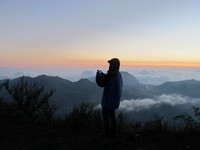 Seorang pendaki yang sedang sibuk mengabadikan momen. Rasanya, sayang sekali jika tidak mengabadikan momen sore hari seperti ini. Kecantikannya bisa jadi oleh-oleh pulang liburan (Shafa/detikTravel)