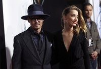 Pasangan Johnny Depp dan Amber Heard tiba di lokasi acara. REUTERS/Mario Anzuoni.