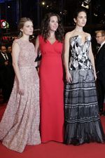 Gaun Hitam dan Putih Abstrak Jennifer Connelly