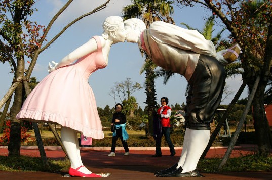 Uniknya 7 Patung Bertema Cinta