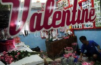 Hari Valentine memang menjadi salah satu sumber rezeki yang besar bagi para pedagang bunga.