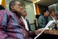 Fraksi Partai Golkar memberikan keterangan pers di ruang rapat Fraksi Golkar Gedung Parlemen, Jakarta.
