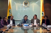 (Kiri ke kanan) Komisi VI Eddy Kuntadi, Deputi Bidang Umum Fraksi Adi Taher, Ketua Komisi VI Fraksi Golkar Airlangga Hartarto bersama Anggota Fraksi Golkar Chairuman Harahap dan Anggota Komisi VI Lili Asdjudiredja mendesak dan meminta agar Menteri Perdagangan Muhammad Luthfi segera mengimplementasikan UU perdagangan yang baru.     