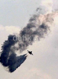     Pesawat tempur T-50i Golden Eagle bermanuver di langit Halim Perdanakusuma.