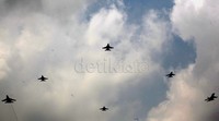 Dengan total kapasitas angkut persenjataan 5 ton, pesawat ini dilengkapi dengan kanon gatling internal 3 laras General Dynamics 20mm. Dengan spesifikasi ini, pesawat tempur T-50i mampu menyemburkan 2.000 peluru per menit.     