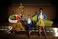 Sejumlah model memperagakan busana batik koleksi Purana dan Populo Batik.