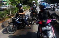 Polisi Militer menghentikan dan meminta para pengendara menunjukkan kelengkapan surat kendaraan.