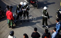 Dua anggota Polisi Militer memeriksa kelengkapan surat kendaraan.