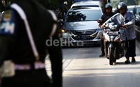 Razia ini untuk menertibkan pengendara yang nekat menerobos jalur khusus TransJakarta tersebut.