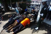 Polisi Militer menghukum push up penerobos jalur TransJakarta.