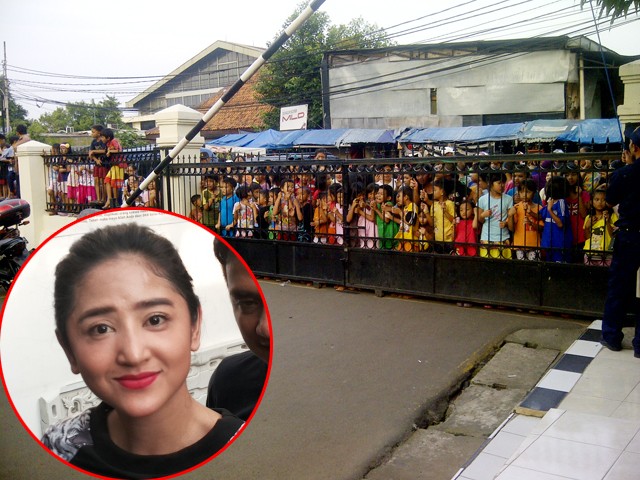 Di Kejari Jaktim, Dewi Persik Jadi Tontonan Warga