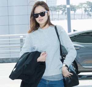 Korean Style: Gaya Busana Seleb di Bandara, dari Sulli f(x) Sampai Sunny SNSD