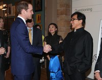 Pangeran William dan Jackie Chan saling menyapa di Natural History Museum, London, Inggris. Chris Jackson/Getty Images.